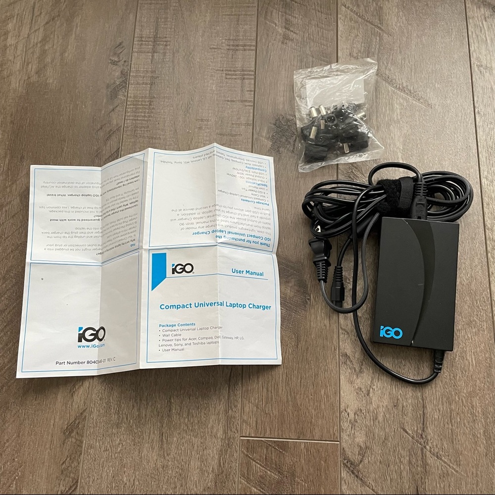 iGO Blue AC Power Adapter + USB 100-240V Model 6630096-0100B + 8 Tips